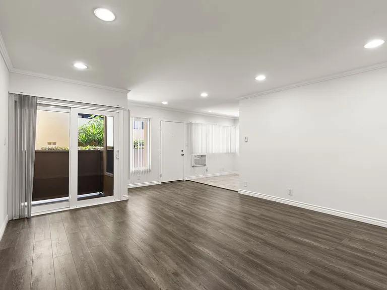 Huge Three Bedroom Available in West Hollywood — Photo 3