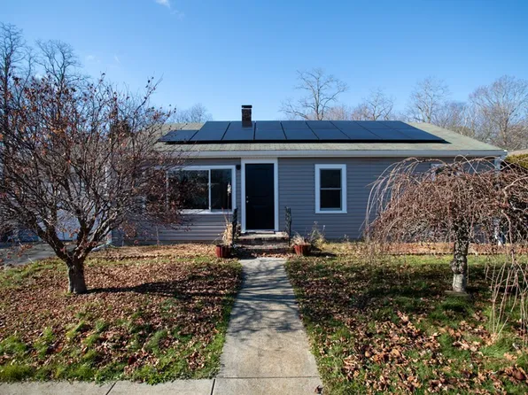 7 Diane St, Acushnet, MA 02743