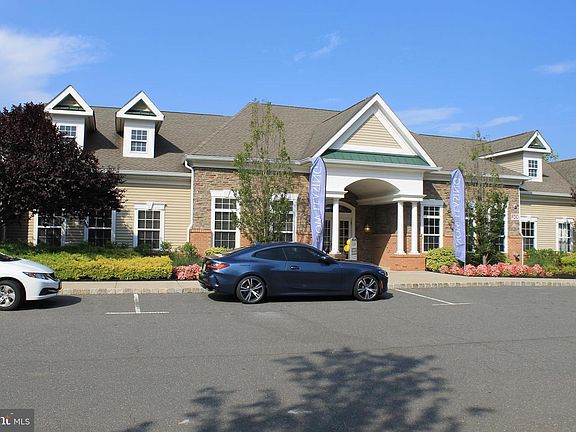 3rd image of 931 Halifax Pl