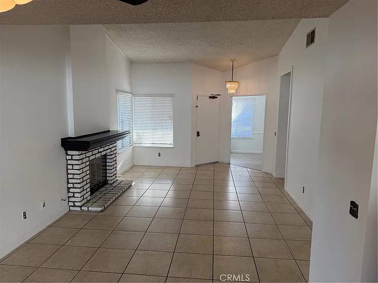 2211 S Walker Ave — Photo 4