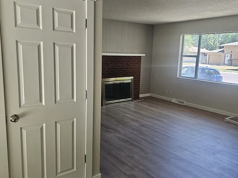 1137 S Bryan Ave — Photo 20
