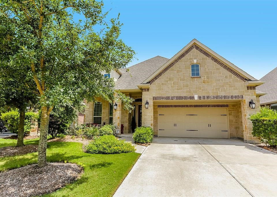 Beautiful home with Well manicured landscaping in a gated section of the Award winning community of Lakes of Bella Terra