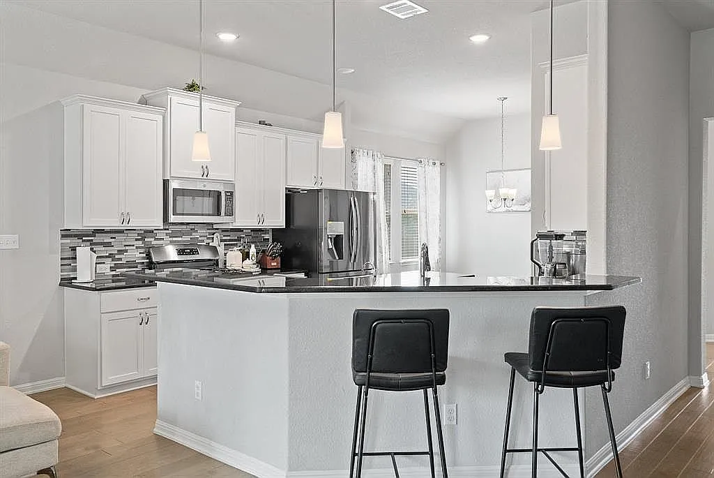 4 bed, 2637 sqft, $2,850 — Photo 3