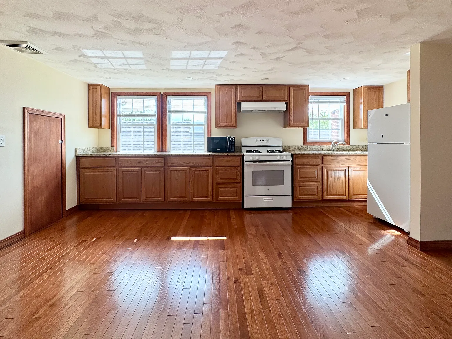 3 bed, 1050 sqft, $2,000 — Photo 3
