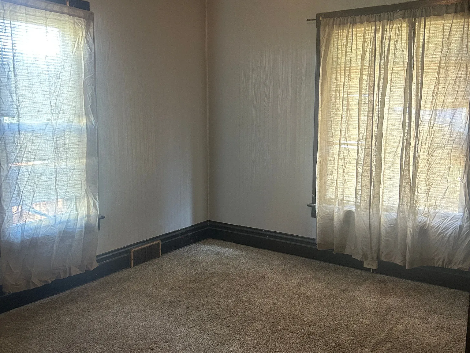 4 bed, 1.0 bath, 1650 sqft, $1,950 — Photo 2