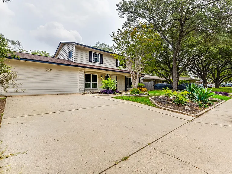 555 Patricia Dr — Photo 2