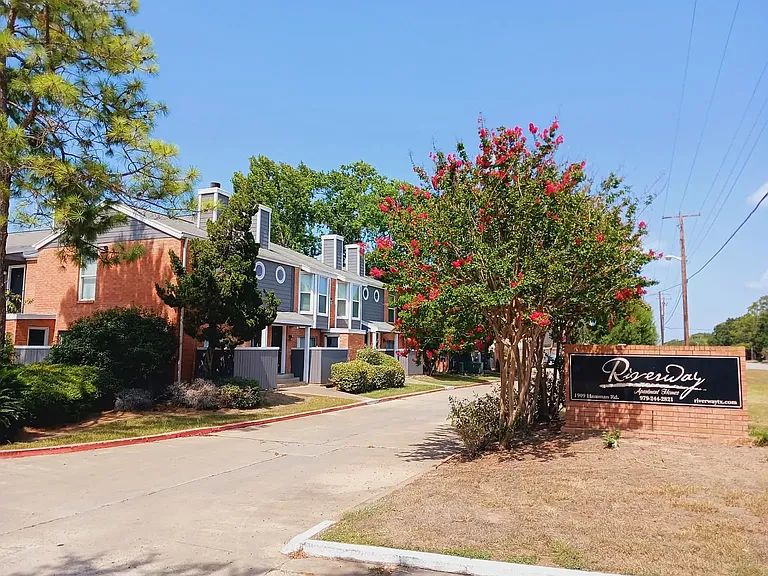 Riverway Apartments — Photo 9