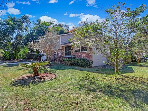 3rd image of 908 Brookview Dr N