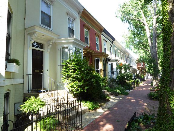 Luxury 2-Bedroom, 2-Bath, townhouse on charming historic Str