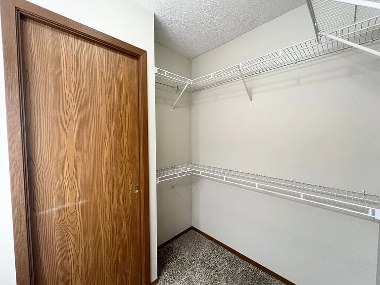 Oakridge Apartments — Photo 25