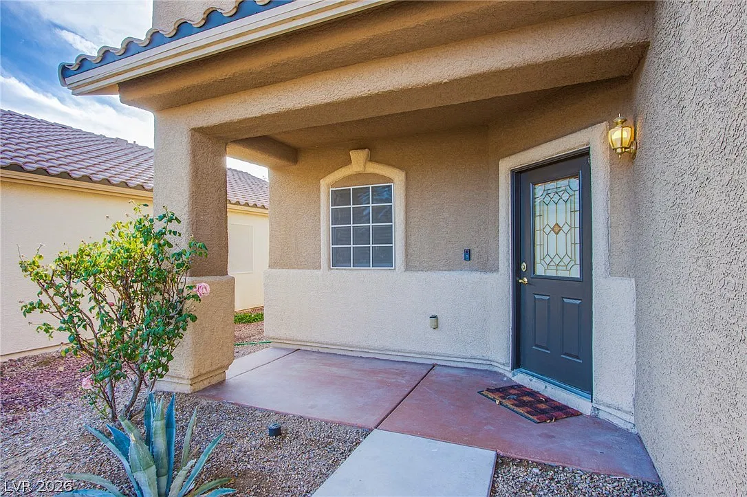 4 bed, 2.5 bath, 2044 sqft, $2,400 — Photo 2