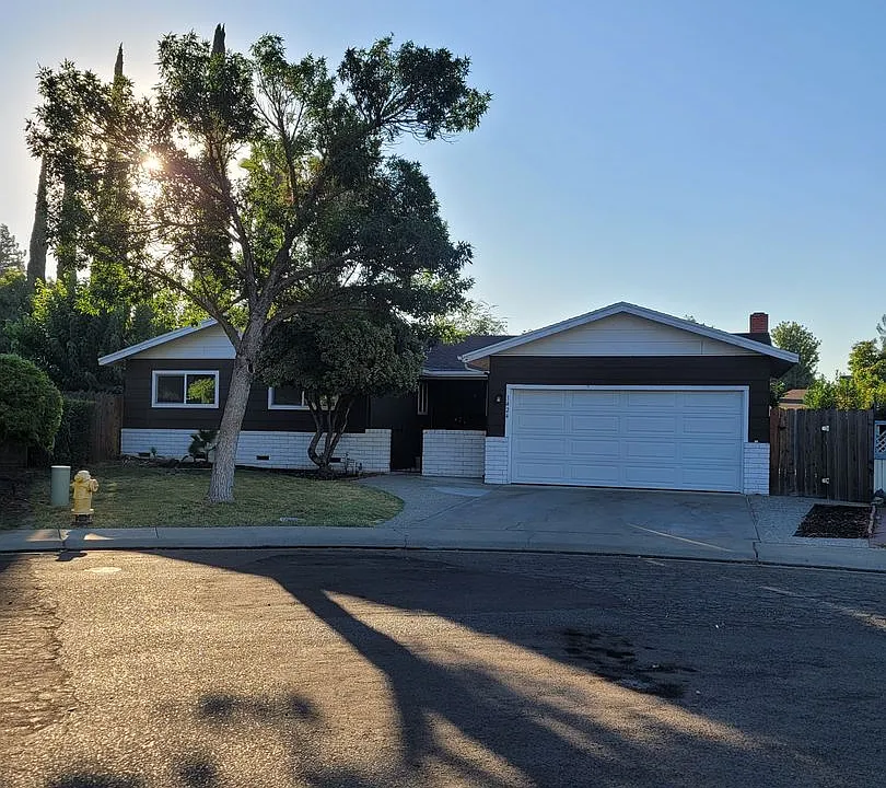 1424 Kent Way