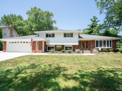 8310 Burning Bush Rd, Grosse Ile, MI, 48138