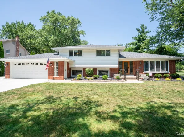 8310 Burning Bush Rd, Grosse Ile, MI 48138