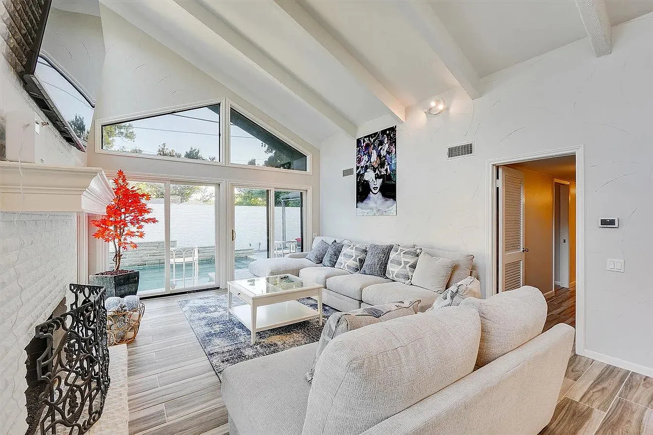 4 bed, 2.5 bath, 2333 sqft, $4,500 — Photo 4