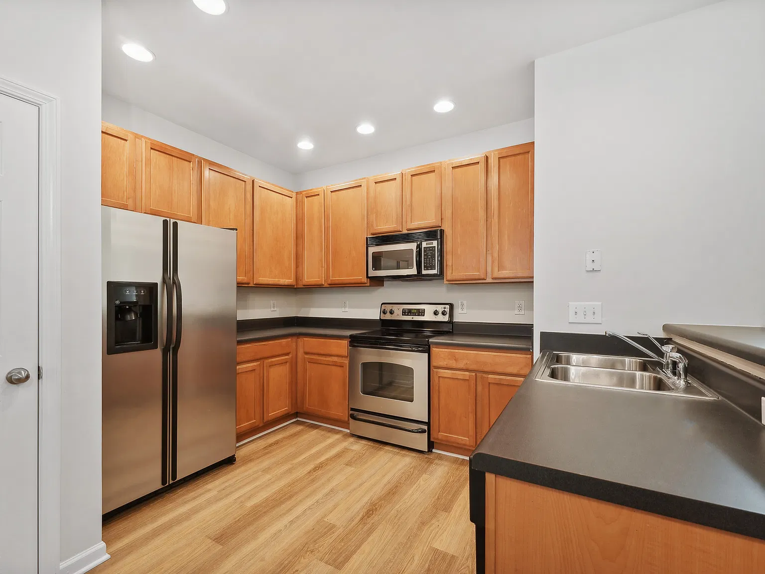 3 bed, 2.5 bath, 1445 sqft, $1,825 — Photo 3