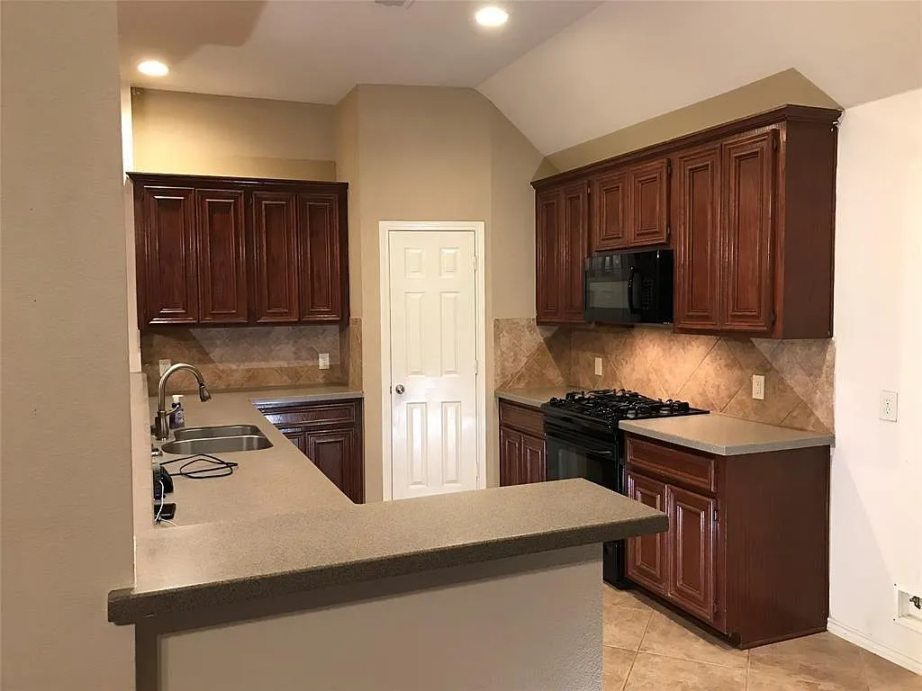 3 bed, 2.0 bath, 1915 sqft, $2,250 — Photo 2