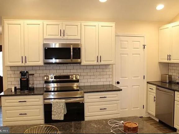 3rd image of 775 Alandale Dr