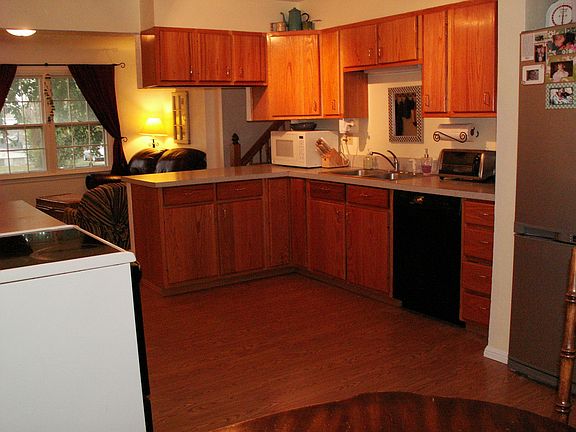 Large Kitchen w/ Appliances