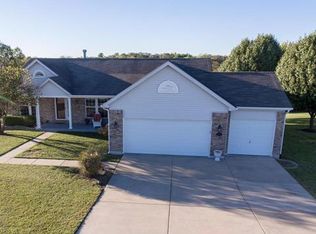 371 Bridgewater Heights Dr, Villa Ridge, MO 63089