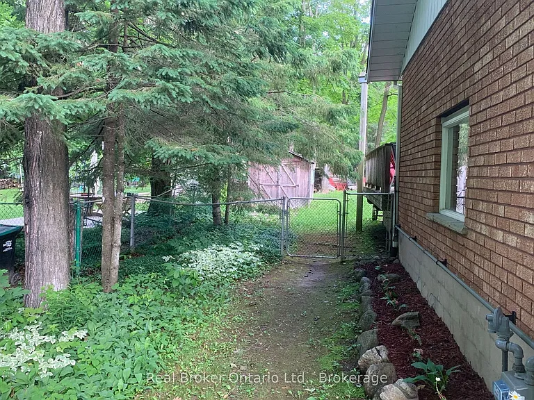 16 Mundy Ave — Photo 22
