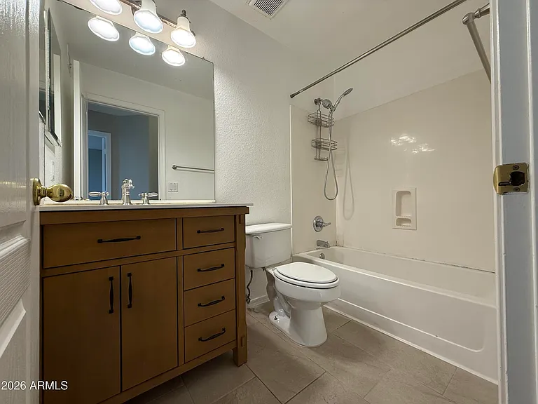 1644 E Oakland St — Photo 35