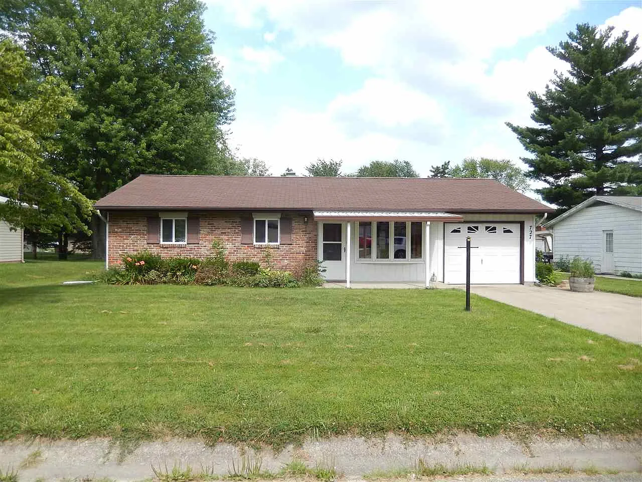 727 S Western Dr photo 1