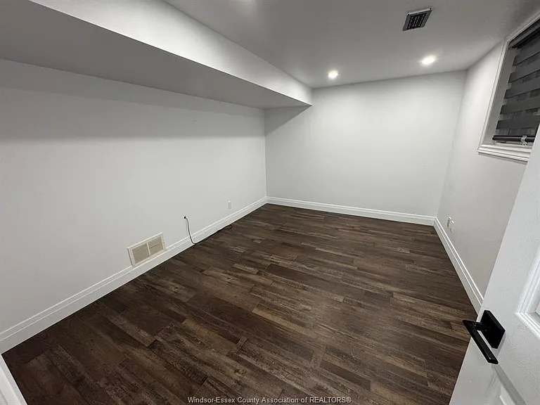 9248 Esplanade Dr #BASEMENT — Photo 8