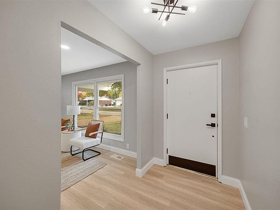 4th image of 2053 Greenheath Dr