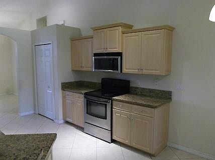 3rd image of 1372 SW Crest Ave