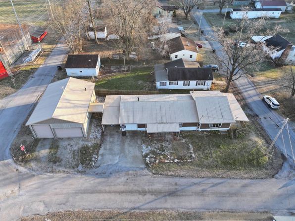 705 Bishop St, Grayville, IL 62844