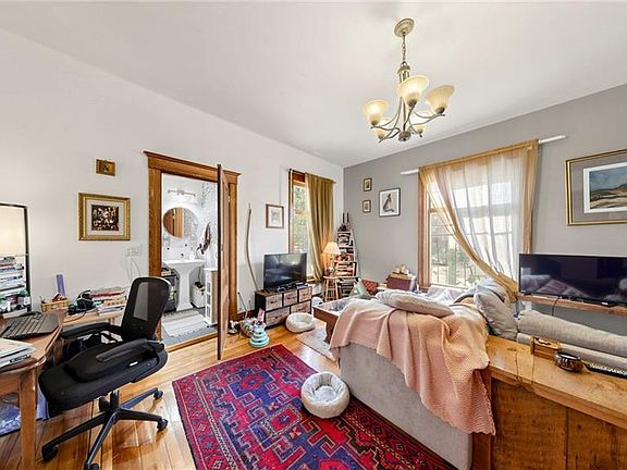 2nd image of 1316 King St E
