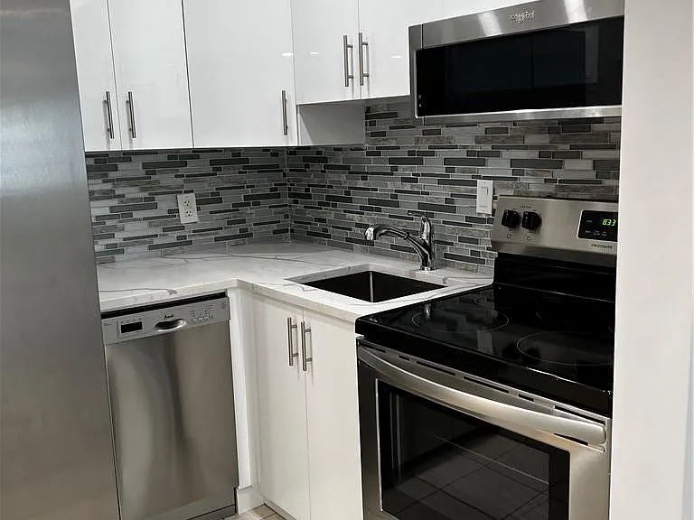 701 Pine Dr #204 — Photo 9