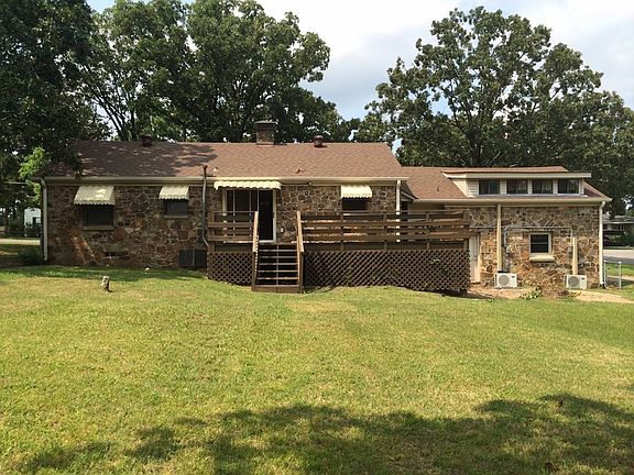 Large backyard & new deck!