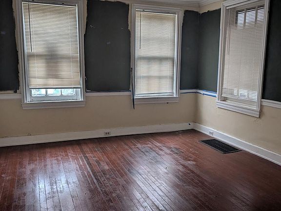 3rd image of 126 W Queen Ln
