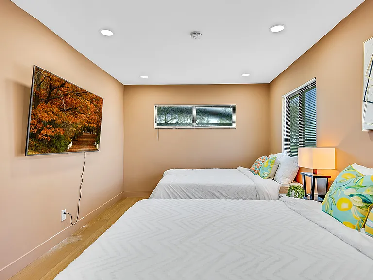 1080 River Dr — Photo 36