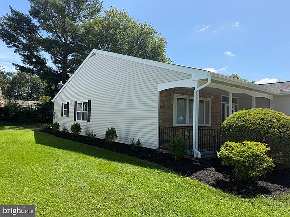 3rd image of 64 Huntington Dr