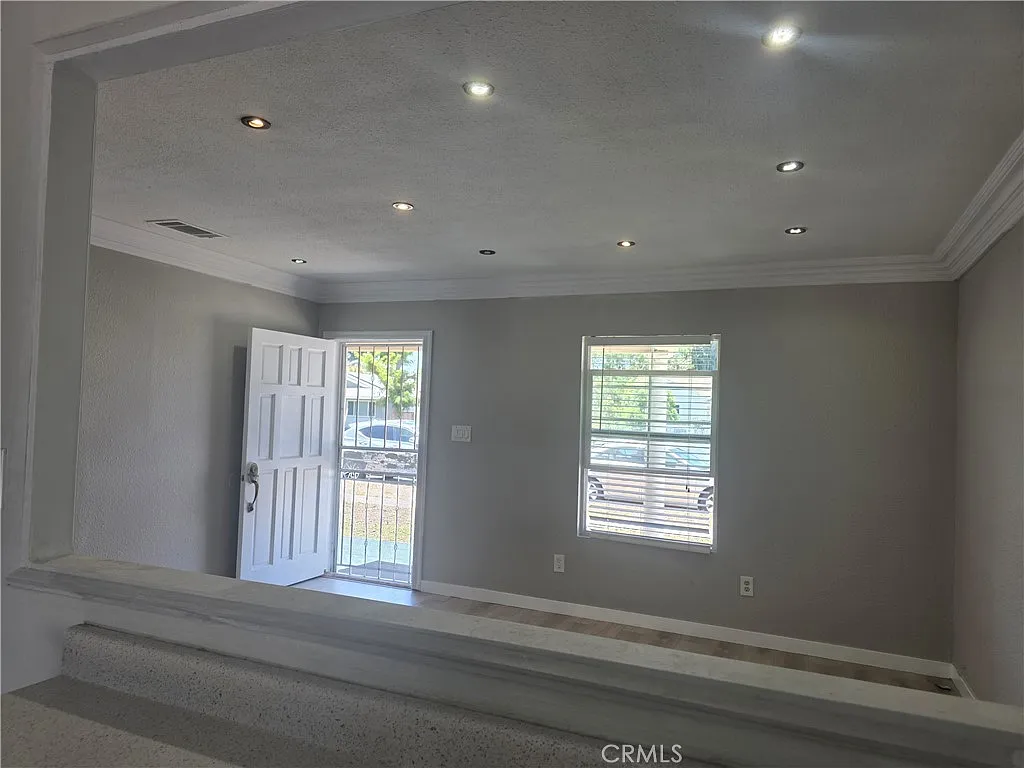 4 bed, 1296 sqft, $4,200 — Photo 2