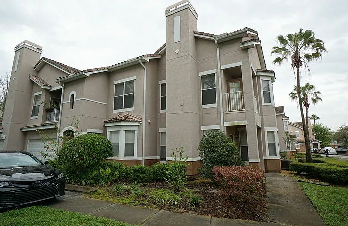 2 bed, 2.0 bath, 1353 sqft, $1,900 — Photo 2