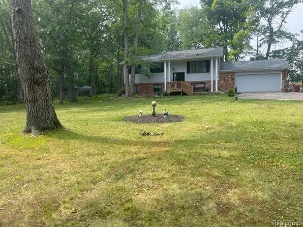 2999 Monterey Ct, Howell, MI 48855