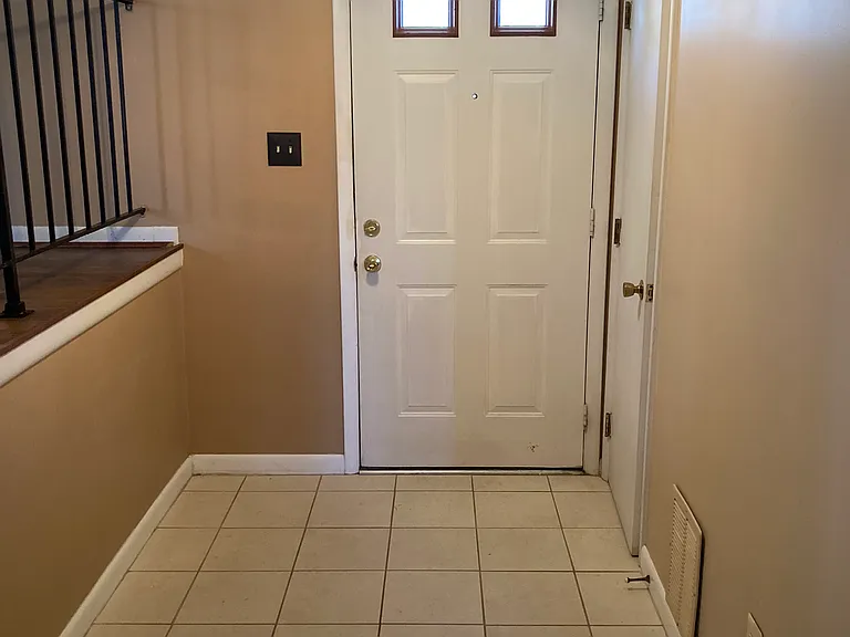 436 Queensway Rd — Photo 11