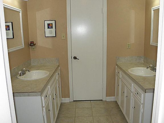 4th image of 2410 Meadow Way Dr