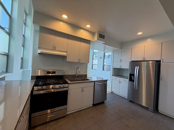 4th image of 248 Market St APT A