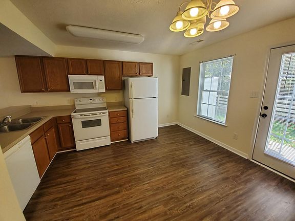 3rd image of 80 Old Tavern Cir