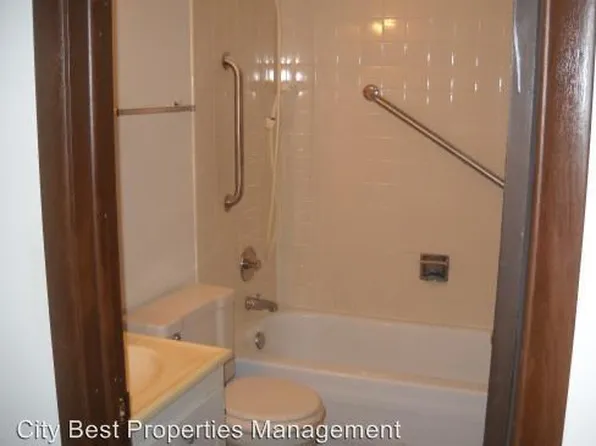 675 Grove Dr APT 206, Elk Grove Village, IL 60007