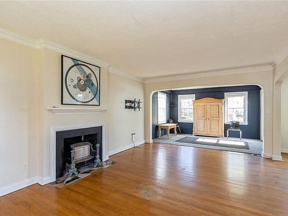 3rd image of 5536 Roeland Dr