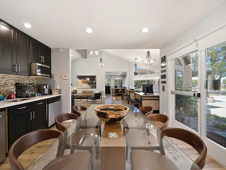 West Park Villas Apartments — Photo 40