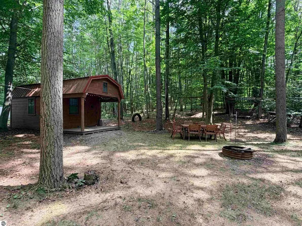 113 Hills Cir, Leroy, MI 49655