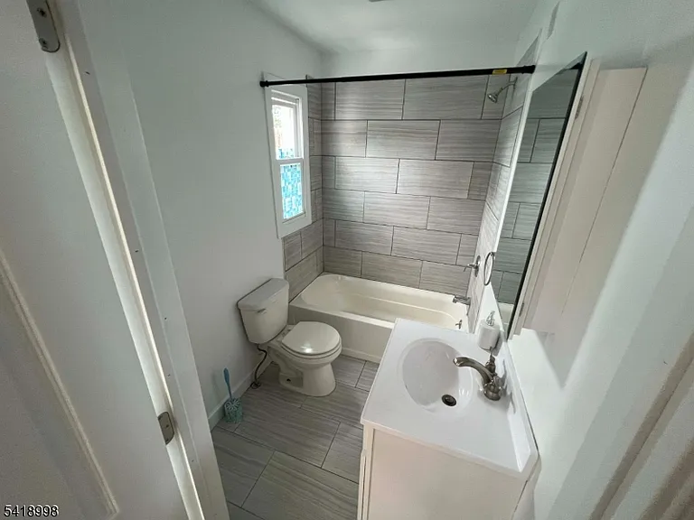 562 Summer St — Photo 9