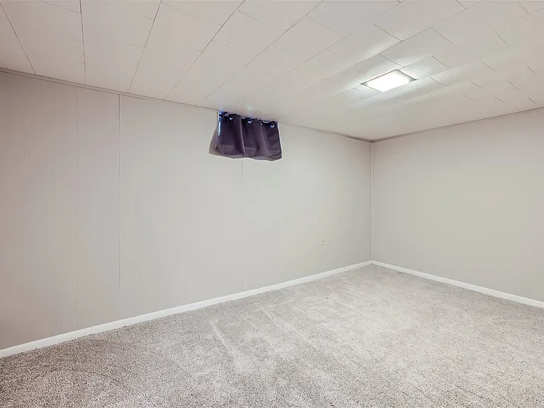 Fantastic flex room- gym/ office/ tv room- you decide!